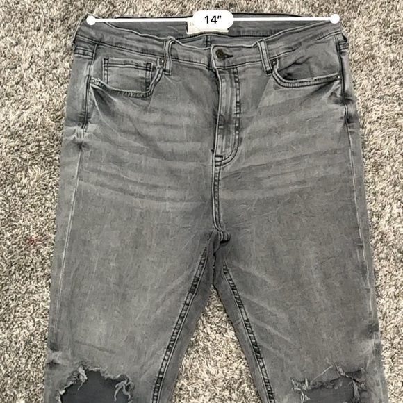 Free People black/grey wash jeans size 31 wholes in knees - Picture 8 of 9